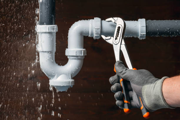 Professional Emergency Plumber technician working in Rainbow, TX